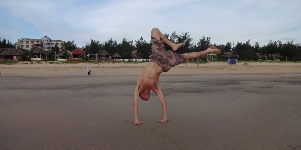 leaning_handstand